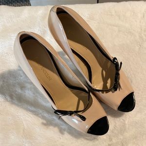 Cute heels with bow detail. Black and Tan.